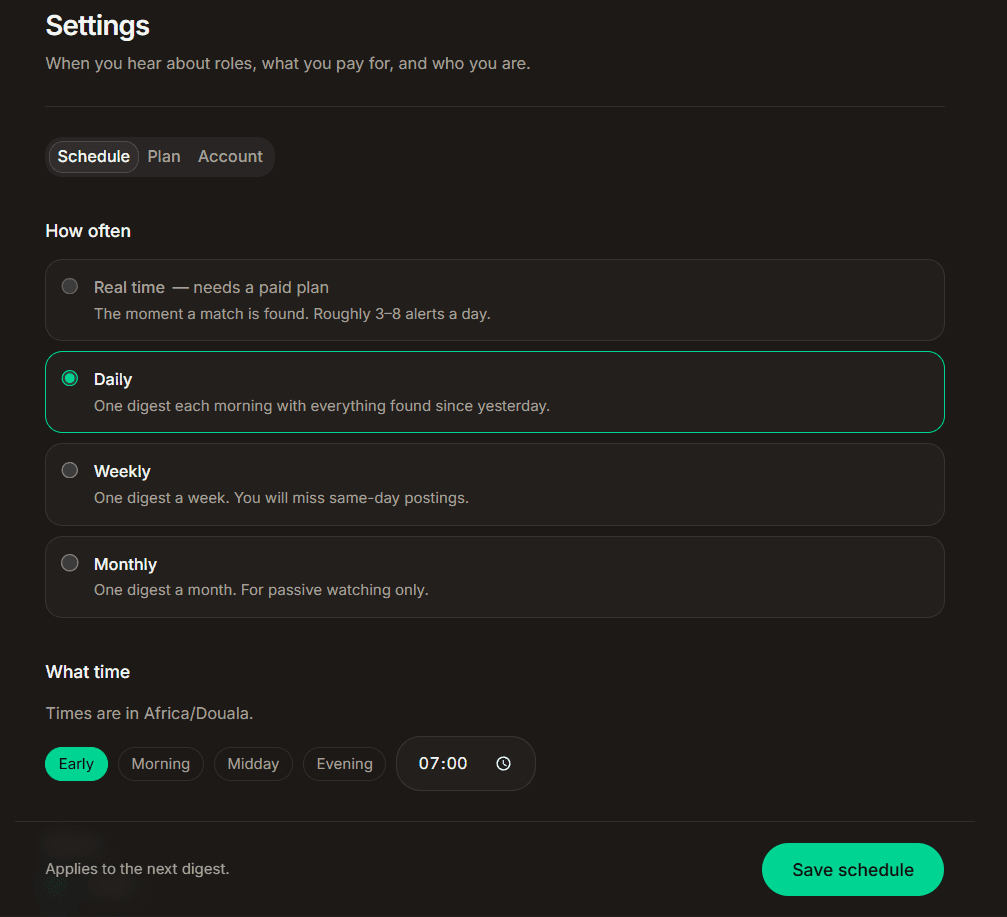 The notification schedule in settings: real time, daily, weekly or monthly, with the hour and the time zone